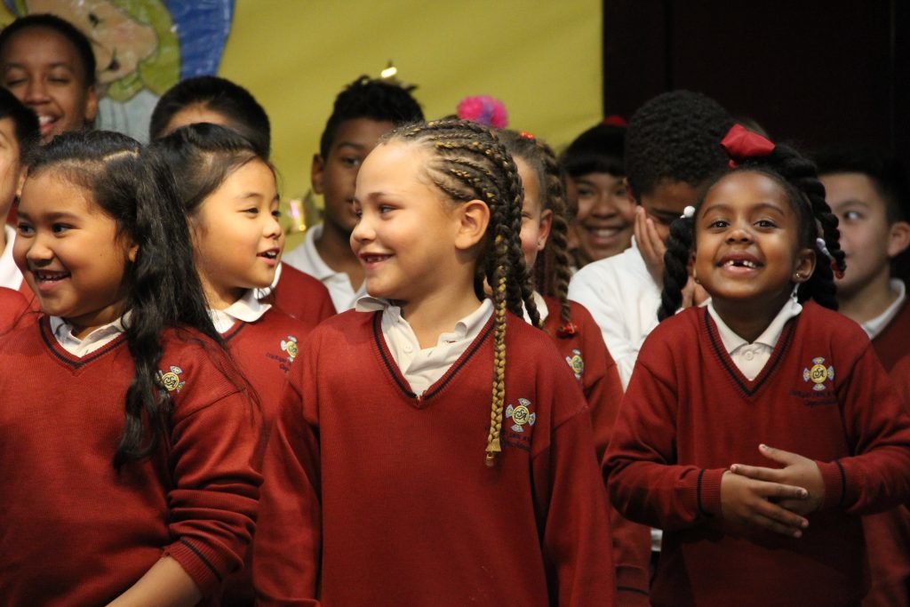 Ainhoa, Miguel Ángel y Hannah, Coro del Colegio San Antonio. Concierto de Navidad