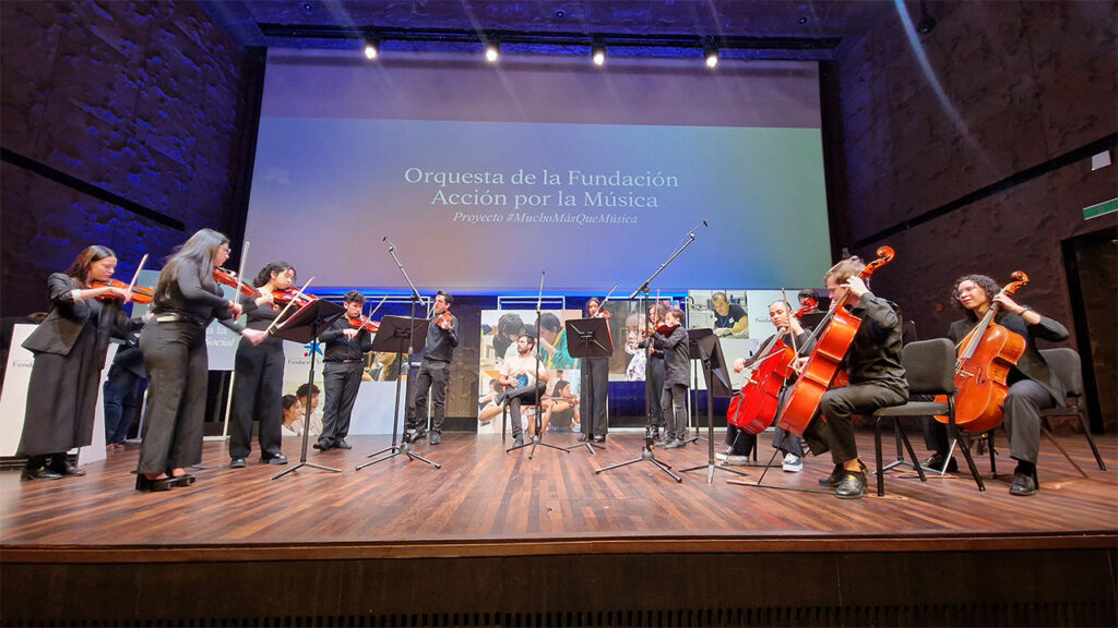 La orquesta de Acción por la Música tocando en los premios a la Innovación Social de fundación la Caixa